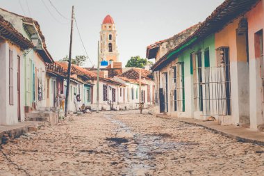 Trinidad, Küba - 16 Aralık 2019: Renkli evler ve mahsuller 