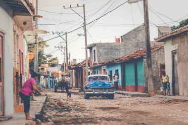Trinidad, Küba - 16 Aralık 2019: Renkli evler ve mahsuller 