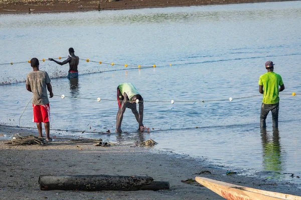 Joal-fadiouth, Senegal - 15. November 2019: Fischer sammeln — Stockfoto