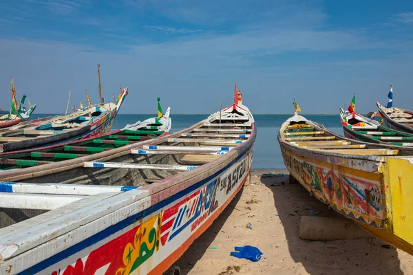 Barco de pesca de madeira pintado tradicional em Djiffer, Senegal. Wes... — Fotografia de Stock