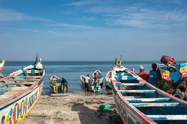 Barco de pesca de madeira pintado tradicional em Djiffer, Senegal. Wes... — Fotografia de Stock