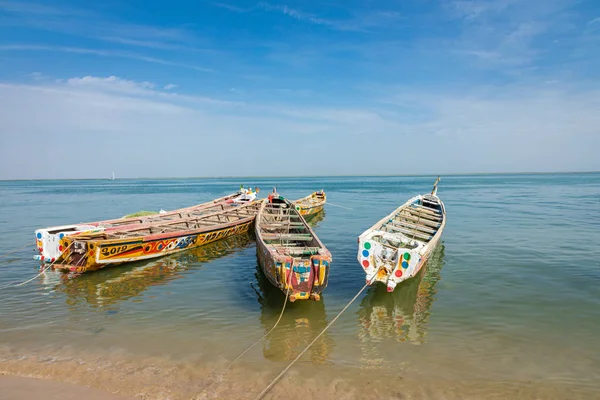 Barco de pesca de madeira pintado tradicional em Djiffer, Senegal. Wes... — Fotografia de Stock