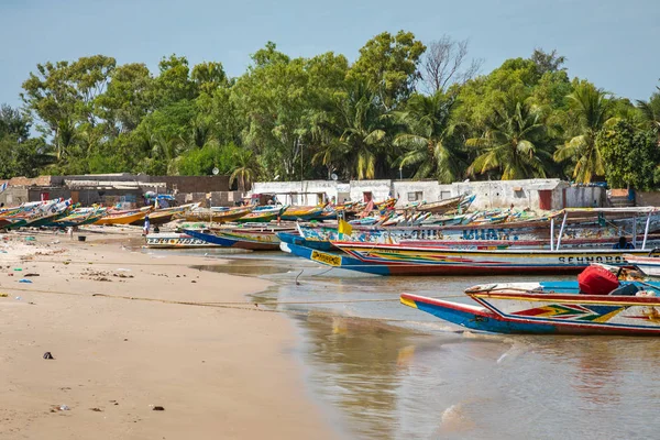 Barco de pesca de madeira pintado tradicional em Djiffer, Senegal. Wes... — Fotografia de Stock