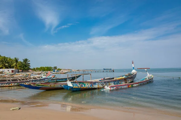 Bateau de pêche traditionnel en bois peint à Djiffer, Sénégal. Wes ! — Photo