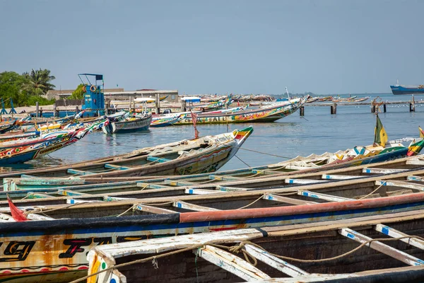 Barco de pesca de madeira pintado tradicional em Djiffer, Senegal. Wes... — Fotografia de Stock