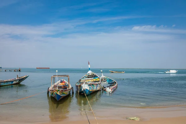 Barco de pesca de madeira pintado tradicional em Djiffer, Senegal. Wes... — Fotografia de Stock