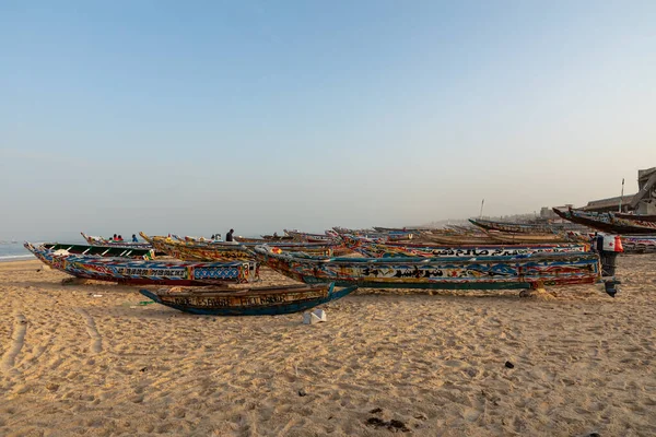 Традиционная покрашенная деревянная рыбацкая лодка в Каяре, Сенегал. Запад — стоковое фото