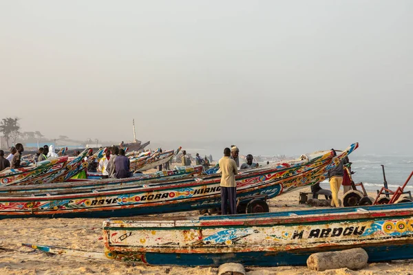 Barco de pesca de madeira pintado tradicional em Kayar, Senegal. Oeste — Fotografia de Stock