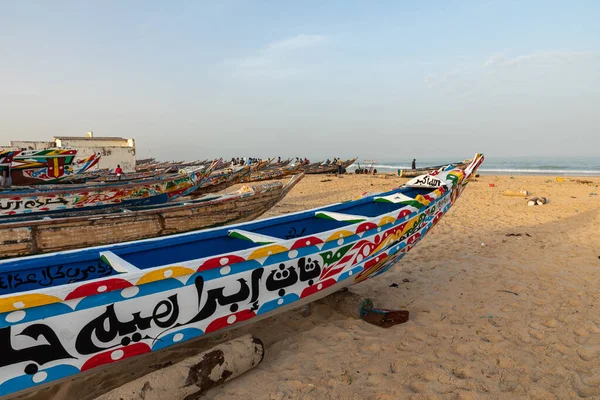 Traditionellt målad träfiskebåt i Kayar, Senegal. Västerut — Stockfoto