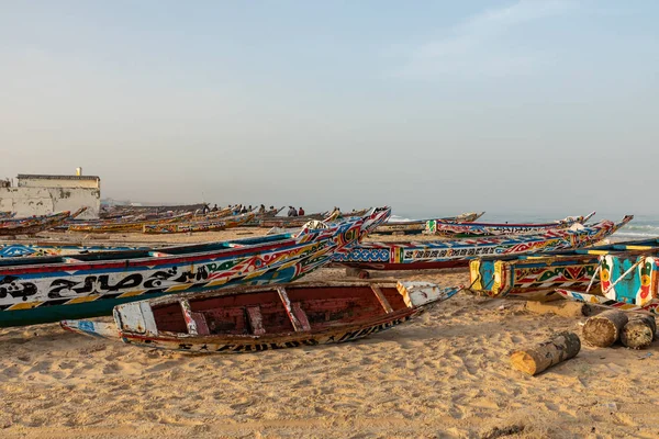 Barco de pesca de madeira pintado tradicional em Kayar, Senegal. Oeste — Fotografia de Stock