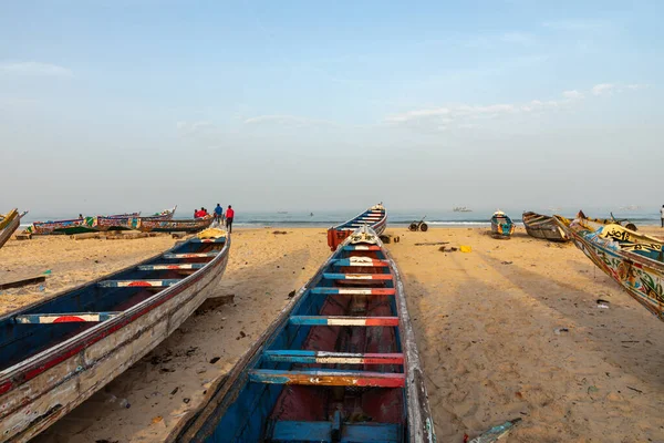 Barco de pesca de madeira pintado tradicional em Kayar, Senegal. Oeste — Fotografia de Stock
