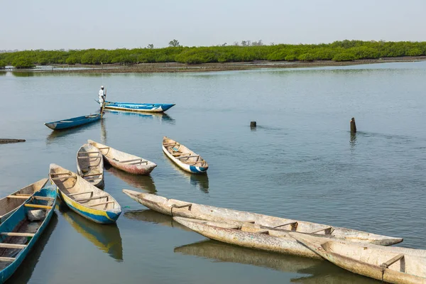 JOAL-FADIOUTH, SENEGAL - NOVEMBER15, 2019: Pescadores e pequenos lagos — Fotografia de Stock