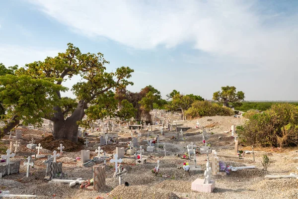 JOAL-FADIOUTH, SENEGAL - NOVEMBER15, 2019: Cemitério em Joal-Fadi — Fotografia de Stock