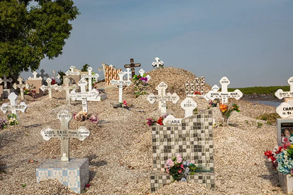 ДЖОАЛ-ФАДИУТ, СЕНЕГАЛИЯ - 15 ноября 2019 года: Кладбище в Джоаль-Фади — стоковое фото