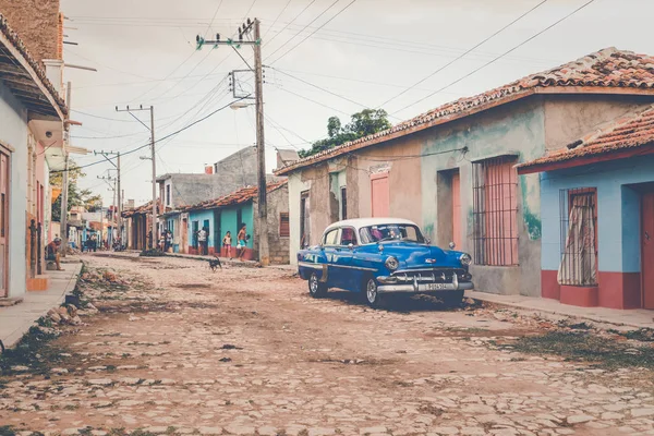 TRINIDAD, CUBA - DECEMBER 16, 2019: Colorful houses and vintage — 스톡 사진