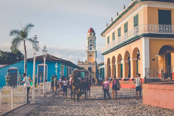 Trinidad, Kuba - December 16, 2019: Színes házak és évjárat — Stock Fotó