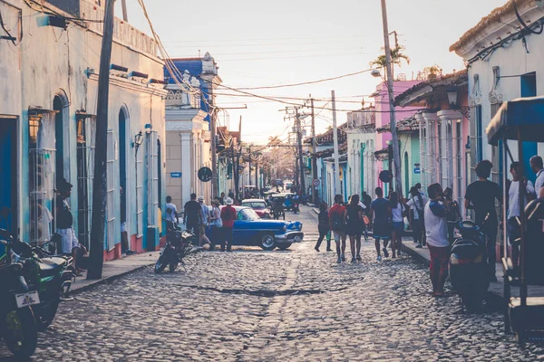 Trinidad, Kuba - 16. prosince 2019: Barevné domy a vinobraní — Stock fotografie