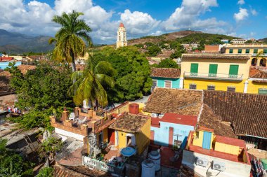 Trinidad, dağlarla ve koloni evleriyle panoramik ufuk çizgisi. 
