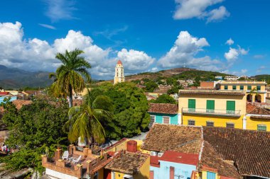 Trinidad, dağlarla ve koloni evleriyle panoramik ufuk çizgisi. 