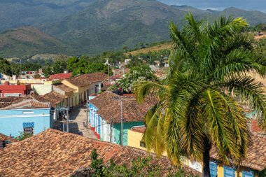 Trinidad, dağlarla ve koloni evleriyle panoramik ufuk çizgisi. 