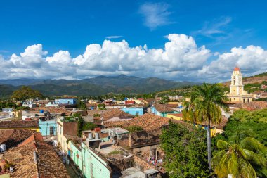 Trinidad, dağlarla ve koloni evleriyle panoramik ufuk çizgisi. 