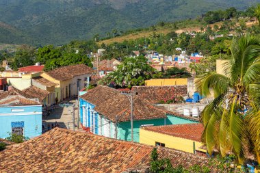 Trinidad, dağlarla ve koloni evleriyle panoramik ufuk çizgisi. 