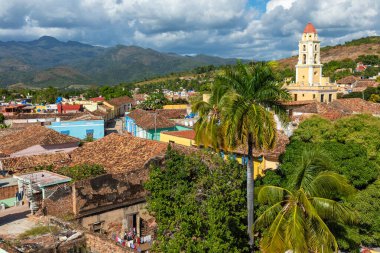 Trinidad, dağlarla ve koloni evleriyle panoramik ufuk çizgisi. 