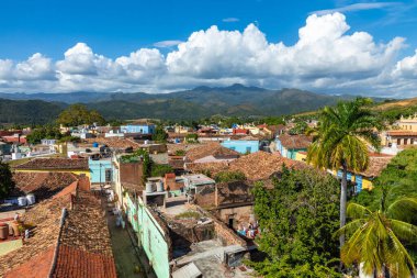 Trinidad, dağlarla ve koloni evleriyle panoramik ufuk çizgisi. 