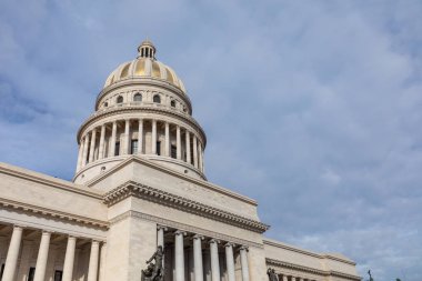 Havana, Küba - 21 Aralık 2019: La Habana Vieja 'daki Meclis,