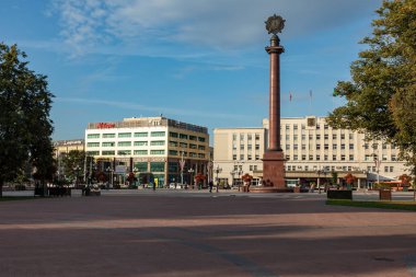 Kalininingrad 'daki Zafer Meydanı. Üzerinde Rus amblemi var. 