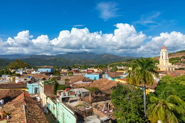 Trinidad, horizonte panorâmico com montanhas e casas coloniais . — Fotografia de Stock