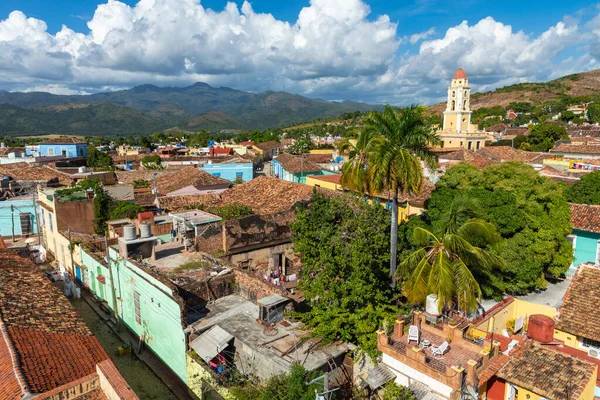 Trinidad, panoramatické panorama s horami a koloniálními domy. — Stock fotografie