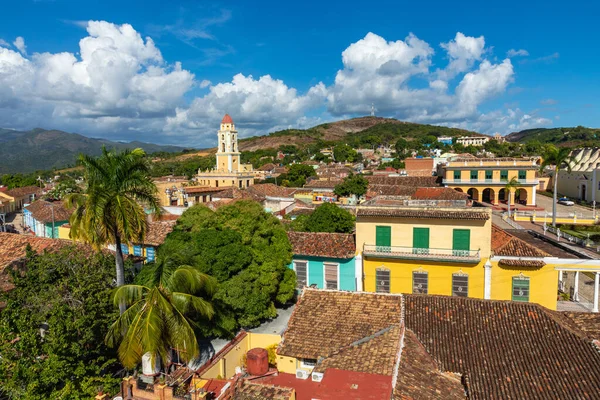 Trinidad, horizonte panorâmico com montanhas e casas coloniais . — Fotografia de Stock
