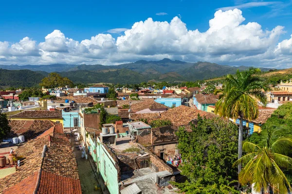 Trinidad, horizonte panorâmico com montanhas e casas coloniais . — Fotografia de Stock