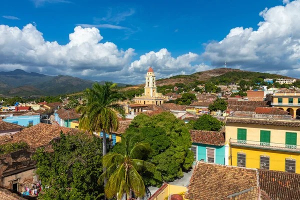 Trinidad, panoramatické panorama s horami a koloniálními domy. — Stock fotografie
