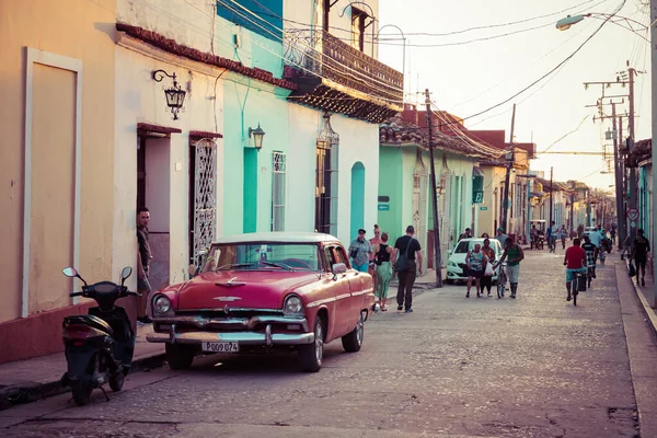 Trinidad, kuba - 16. Dezember 2019: farbenfrohe häuser und vintage — Stockfoto