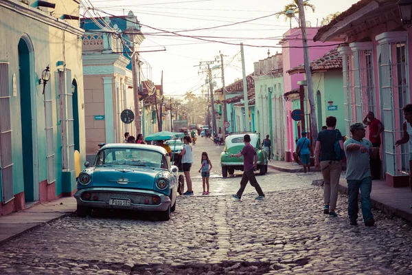 TRINIDAD, CUBA - 16 DE DICIEMBRE DE 2019: Casas coloridas y vintage — Foto de Stock