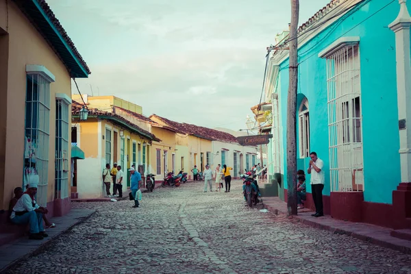 Trinidad, Kuba - December 16, 2019: Színes házak és évjárat — Stock Fotó