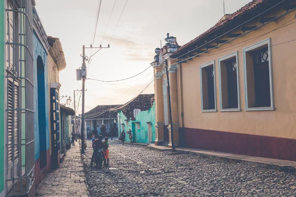 TRINIDAD, CUBA - 16 DE DICIEMBRE DE 2019: Casas coloridas y vintage —  Fotos de Stock