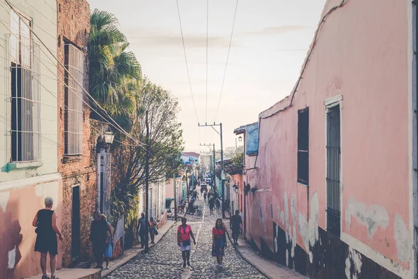 TRINIDAD, CUBA - 16 DE DICIEMBRE DE 2019: Casas coloridas y vintage —  Fotos de Stock