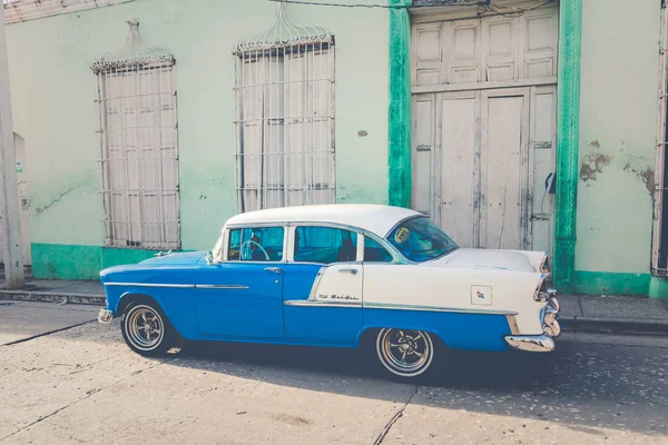 Trinidad, Kuba - December 16, 2019: Színes házak és évjárat — Stock Fotó