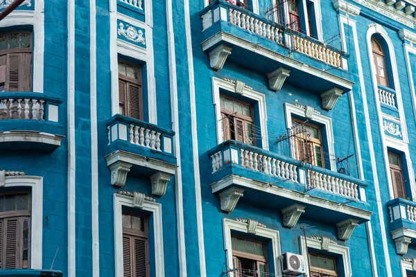 Detail of a restored colonial building in Old Havana with typica — Stock Photo, Image