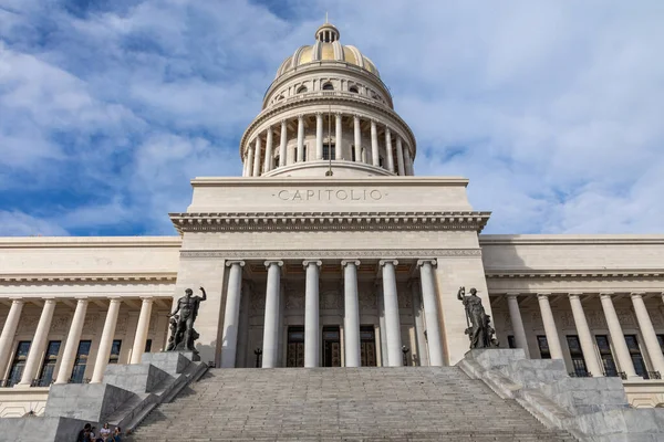 HAVANA, CUBA - DECEMBER 21,2019: The Capitol in La Habana Vieja, — Stock Photo, Image