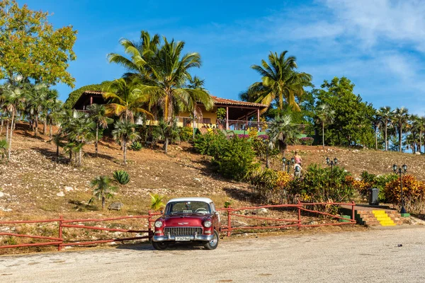 TRINIDAD, CUBA - DECEMBER 18, 2019: Vintage car parked near loca — Stock Photo, Image