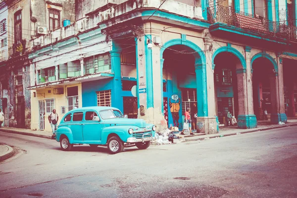 Havanna, Kuba - december 10, 2019: Vintage színes klasszikus amerikai — Stock Fotó