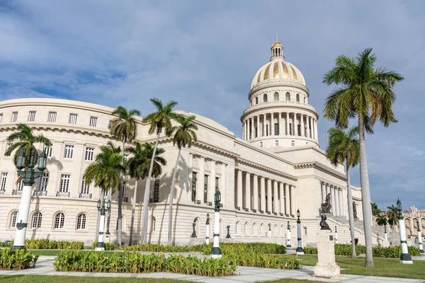 Havanna, Kuba - 2019. december 21.: The Capitol in La Habana Vieja, — Stock Fotó