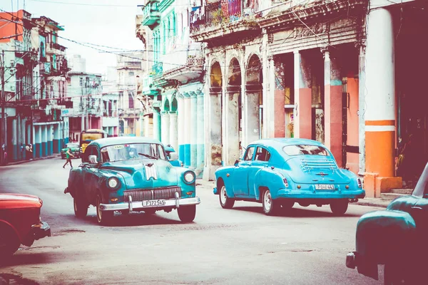 HAVANA, CUBA - 10 DICEMBRE 2019: Classico americano colorato vintage — Foto Stock