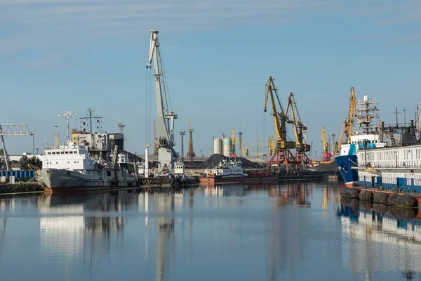 Kaliningrad, Ryssland - 05 september 2019: Kaliningrads hamn — Stockfoto