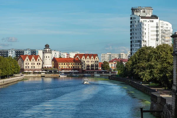 Kaliningrad, Rusya - 04 Eylül 2019: Binaların F'ye Bakışı — Stok fotoğraf