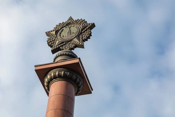 Plaza de la Victoria en Kaliningrado. emblema ruso en la parte superior de la — Foto de Stock